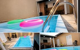 Casa Maravilhosa, Pé na Areia com Piscina, Área Gourmet com Churrasqueira em Deck Coberto Frente a Piscina, Mesa de Bilhar, 4 Quartos Confortáveis, Sendo 2 Suítes, Cozinha Americana e Sala de Jantar, Ampla Garagem para 6 Carros - Mercado na rua da Ca
